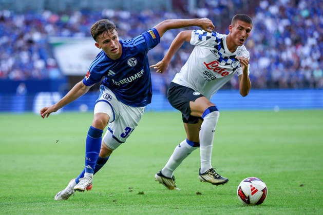 08.08.2026, Fußball, FC Schalke 04 - Atalanta Bergamo, Testspiel Freundschaftsspiel, Veltins-Arena Gelsenkirchen, Saison 2026 2027: Frederico Cassa (Atalanta Bergamo 49) im Zweikampf gegen Vitalie Becker (FC Schalke04 33) DFB regulations prohibit any use of photographs as image sequences and or quasi-video. Nordrhein-Westfalen Deutschland