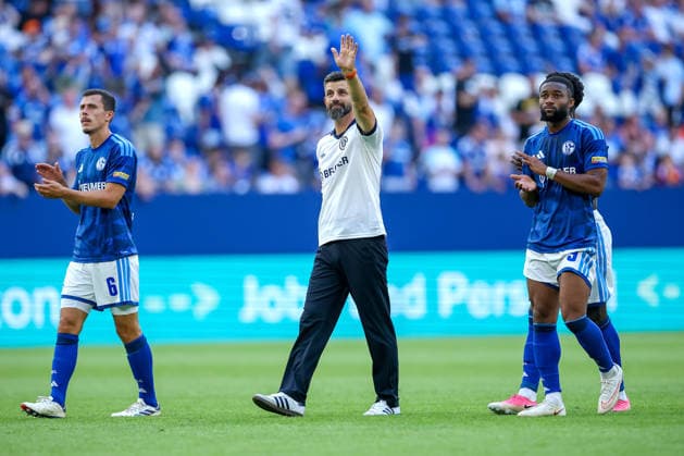 08.08.2026, Fußball, FC Schalke 04 - Atalanta Bergamo, Testspiel Freundschaftsspiel, Veltins-Arena Gelsenkirchen, Saison 2026 2027: Enttäuschte Gesichter nach der 0:3 Niederlage von Schalke - Abschlussrunde Ron Schallenberg (FC Schalke04 06) Cheftrainer Miron Muslic (FC Schalke04 hc) Moussa Sylla (FC Schalke04 09) DFB regulations prohibit any use of photographs as image sequences and or quasi-video. Nordrhein-Westfalen Deutschland