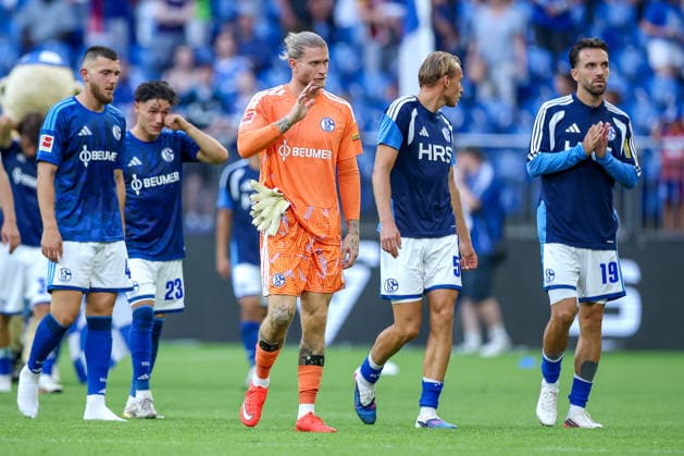 08.08.2026, Fußball, FC Schalke 04 - Atalanta Bergamo, Testspiel Freundschaftsspiel, Veltins-Arena Gelsenkirchen, Saison 2026 2027: Enttäuschte Gesichter nach der 0:3 Niederlage von Schalke - Abschlussrunde Hasan Kurucay (FC Schalke04 04) Soufiane El-Faouzi (FC Schalke04 23) Loris Karius (FC Schalke04 01) Timo Becker (FC Schalke04 05) Kenan Karaman (FC Schalke04 19) DFB regulations prohibit any use of photographs as image sequences and or quasi-video. Nordrhein-Westfalen Deutschland