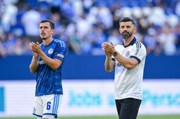 08.08.2026, Fussball, Saison 2026 2027, Testspiel, FC Schalke 04 - Atalanta Bergamo, Ron Schallenberg (FC Schalke 04), Trainer Miron Muslic (FC Schalke 04) xRHR-FOTO YYx Copyright: KROEGER RHR-FOTOx RHR-FOTO YY