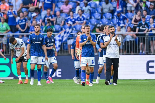 08.08.2026, Fussball, Saison 2026 2027, Testspiel, FC Schalke 04 - Atalanta Bergamo, Hasan Kurucay (FC Schalke 04), Ron Schallenberg (FC Schalke 04), Trainer Miron Muslic (FC Schalke 04) xRHR-FOTO YYx Copyright: KROEGER RHR-FOTOx RHR-FOTO YY
