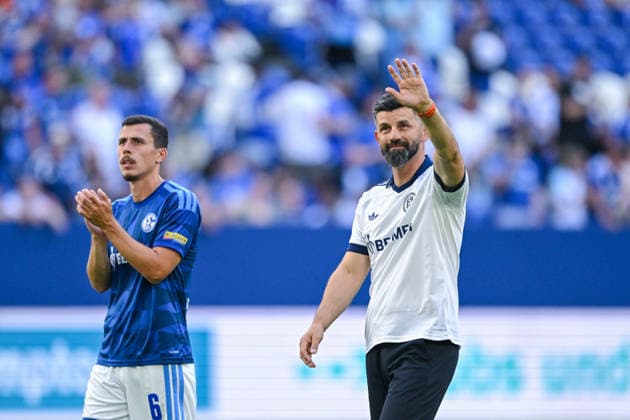 08.08.2026, Fussball, Saison 2026 2027, Testspiel, FC Schalke 04 - Atalanta Bergamo, Ron Schallenberg (FC Schalke 04), Trainer Miron Muslic (FC Schalke 04) xRHR-FOTO YYx Copyright: KROEGER RHR-FOTOx RHR-FOTO YY