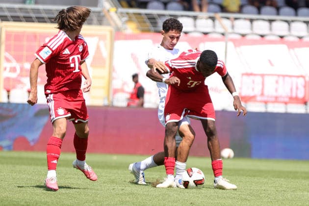 08.08.2026, Herren, Fussball, Saison 2026 2027, Regionalliga Bayern, 3. Spieltag: FC Bayern München II - FC Schweinfurt 05 Von links: Mustafa Alper Özden (FC Schweinfurt 05, 20) gegen Allen Junior Lambe (FC Bayern München II, 08) München Städtisches Stadion an der Grü Bayern Deutschland
