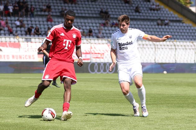 08.08.2026, Herren, Fussball, Saison 2026 2027, Regionalliga Bayern, 3. Spieltag: FC Bayern München II - FC Schweinfurt 05 Von links: Allen Junior Lambe (FC Bayern München II, 08) gegen Kevin Fery (FC Schweinfurt 05, 15) München Städtisches Stadion an der Grü Bayern Deutschland
