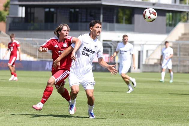 08.08.2026, Herren, Fussball, Saison 2026 2027, Regionalliga Bayern, 3. Spieltag: FC Bayern München II - FC Schweinfurt 05 Von links: Bohdan Olychenko (FC Bayern München II, 06) gegen Mustafa Alper Özden (FC Schweinfurt 05, 20) München Städtisches Stadion an der Grü Bayern Deutschland
