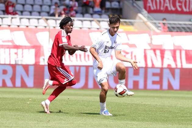 08.08.2026, Herren, Fussball, Saison 2026 2027, Regionalliga Bayern, 3. Spieltag: FC Bayern München II - FC Schweinfurt 05 Von links: Richard Ajayi (FC Bayern München II, 03) gegen Mustafa Alper Özden (FC Schweinfurt 05, 20) München Städtisches Stadion an der Grü Bayern Deutschland