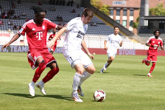 08.08.2026, Herren, Fussball, Saison 2026 2027, Regionalliga Bayern, 3. Spieltag: FC Bayern München II - FC Schweinfurt 05 Von links: Richard Ajayi (FC Bayern München II, 03) gegen Kevin Fery (FC Schweinfurt 05, 15) München Städtisches Stadion an der Grü Bayern Deutschland