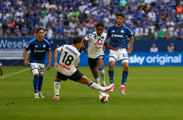 Deutschland: Fussball Testspiel Vereine 2026 2027, Freundschaftsspiel FC Schalke 04 vs Atalanta BC VELTINS-Arena (Gelsenkirchen): Giacomo Raspadori (Atalanta, 18) Copyright: xAymanxAlahmedx