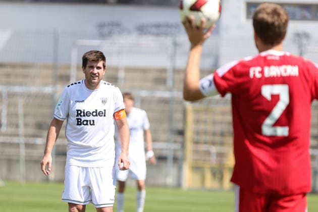 08.08.2026, Herren, Fussball, Saison 2026 2027, Regionalliga Bayern, 3. Spieltag: FC Bayern München II - FC Schweinfurt 05 Kevin Fery (FC Schweinfurt 05, 15) wartet auf einen Einwurf München Städtisches Stadion an der Grü Bayern Deutschland