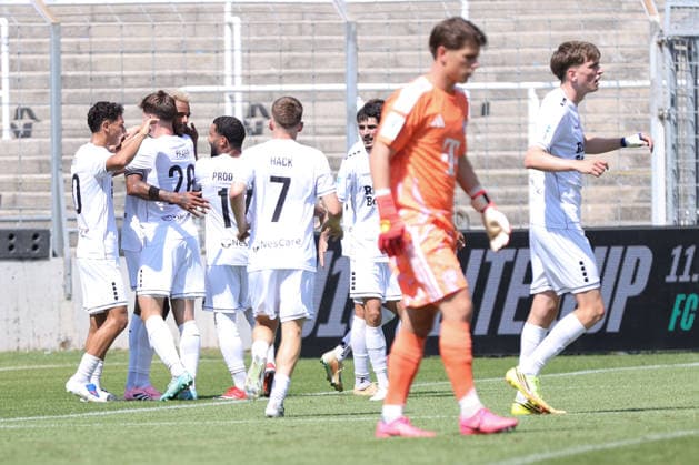 08.08.2026, Herren, Fussball, Saison 2026 2027, Regionalliga Bayern, 3. Spieltag: FC Bayern München II - FC Schweinfurt 05 Schweinfurter Jubel nach dem 1:1 durch Mike Dellinger (FC Schweinfurt 05, 10) München Städtisches Stadion an der Grü Bayern Deutschland