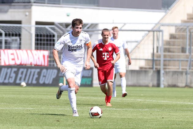 08.08.2026, Herren, Fussball, Saison 2026 2027, Regionalliga Bayern, 3. Spieltag: FC Bayern München II - FC Schweinfurt 05 Kevin Fery (FC Schweinfurt 05, 15) mit Ball München Städtisches Stadion an der Grü Bayern Deutschland