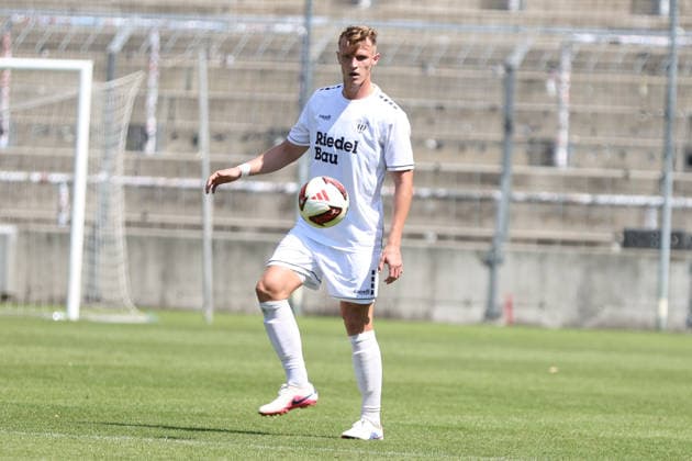 08.08.2026, Herren, Fussball, Saison 2026 2027, Regionalliga Bayern, 3. Spieltag: FC Bayern München II - FC Schweinfurt 05 Kevin Frisorger (FC Schweinfurt 05, 04) mit Ball, Einzelbild München Städtisches Stadion an der Grü Bayern Deutschland