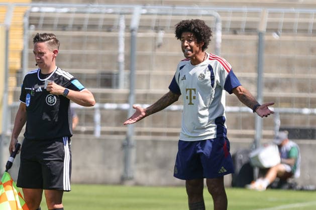08.08.2026, Herren, Fussball, Saison 2026 2027, Regionalliga Bayern, 3. Spieltag: FC Bayern München II - FC Schweinfurt 05 Cheftrainer Dante (FC Bayern München II) kann es nicht glauben München Städtisches Stadion an der Grü Bayern Deutschland