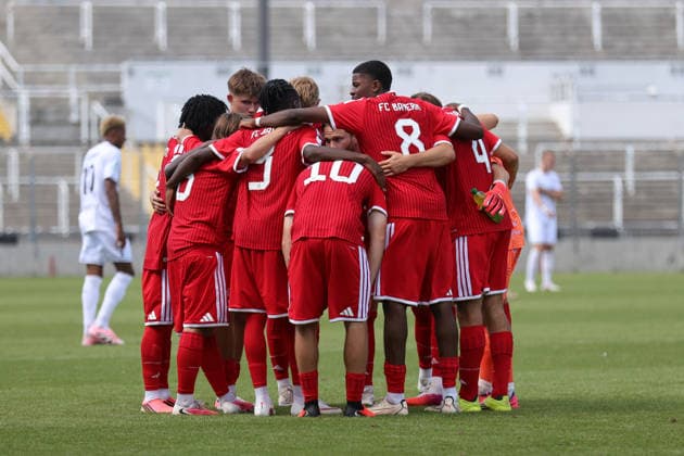 08.08.2026, Herren, Fussball, Saison 2026 2027, Regionalliga Bayern, 3. Spieltag: FC Bayern München II - FC Schweinfurt 05 Mannschaftskreis des FC Bayern München II München Städtisches Stadion an der Grü Bayern Deutschland