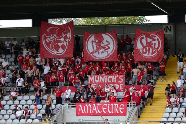08.08.2026, Herren, Fussball, Saison 2026 2027, Regionalliga Bayern, 3. Spieltag: FC Bayern München II - FC Schweinfurt 05 Fans des FC Bayern München II zeigen Banner mit Protest gegen den BFV und gegen den DFB München Städtisches Stadion an der Grü Bayern Deutschland