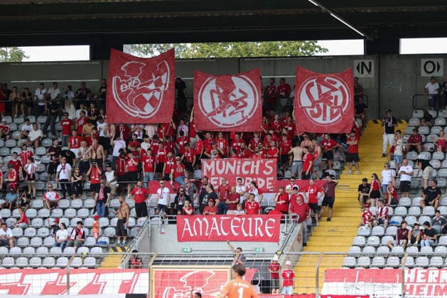 08.08.2026, Herren, Fussball, Saison 2026 2027, Regionalliga Bayern, 3. Spieltag: FC Bayern München II - FC Schweinfurt 05 Fans des FC Bayern München II zeigen Banner mit Protest gegen den BFV und gegen den DFB München Städtisches Stadion an der Grü Bayern Deutschland