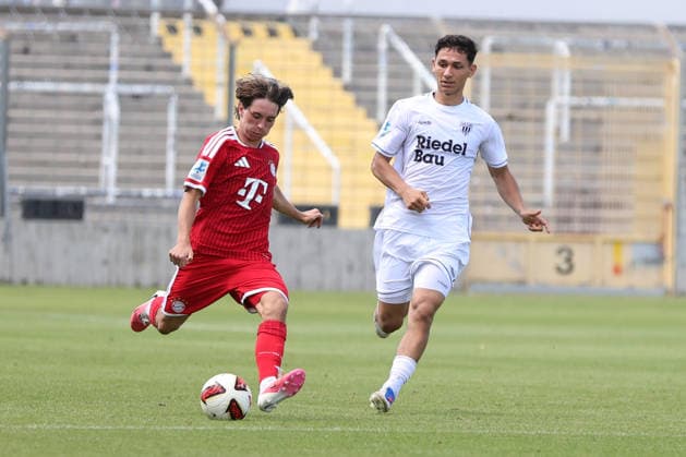 08.08.2026, Herren, Fussball, Saison 2026 2027, Regionalliga Bayern, 3. Spieltag: FC Bayern München II - FC Schweinfurt 05 Von links: Bohdan Olychenko (FC Bayern München II, 06) gegen Mustafa Alper Özden (FC Schweinfurt 05, 20) München Städtisches Stadion an der Grü Bayern Deutschland