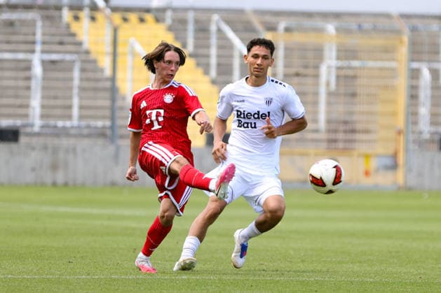 08.08.2026, Herren, Fussball, Saison 2026 2027, Regionalliga Bayern, 3. Spieltag: FC Bayern München II - FC Schweinfurt 05 Von links: Bohdan Olychenko (FC Bayern München II, 06) gegen Mustafa Alper Özden (FC Schweinfurt 05, 20) München Städtisches Stadion an der Grü Bayern Deutschland