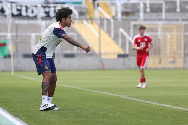 08.08.2026, Herren, Fussball, Saison 2026 2027, Regionalliga Bayern, 3. Spieltag: FC Bayern München II - FC Schweinfurt 05 Cheftrainer Dante (FC Bayern München II) mit Anweisungen an der Seitenlinie stehend, Einzelbild München Städtisches Stadion an der Grü Bayern Deutschland