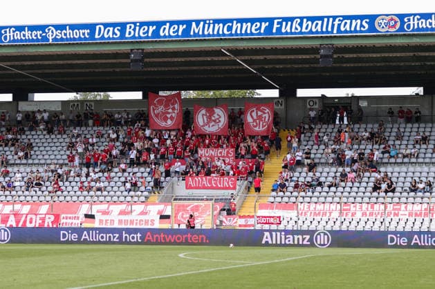 08.08.2026, Herren, Fussball, Saison 2026 2027, Regionalliga Bayern, 3. Spieltag: FC Bayern München II - FC Schweinfurt 05 Protest der Münchner Fans gegen den BFV und gegen den DFB München Städtisches Stadion an der Grü Bayern Deutschland