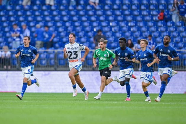 08.08.2026, Fussball, Saison 2026 2027, Testspiel, FC Schalke 04 - Atalanta Bergamo, Nikola Katic (FC Schalke 04) trägt ein Sead Kolasinac (Atalanta Bergamo) Trikot, xRHR-FOTO YYx Copyright: KROEGER RHR-FOTOx RHR-FOTO YY