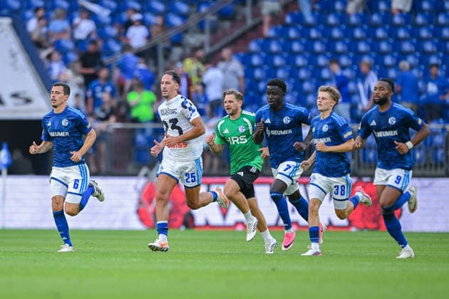 08.08.2026, Fussball, Saison 2026 2027, Testspiel, FC Schalke 04 - Atalanta Bergamo, Nikola Katic (FC Schalke 04) trägt ein Sead Kolasinac (Atalanta Bergamo) Trikot, xRHR-FOTO YYx Copyright: KROEGER RHR-FOTOx RHR-FOTO YY