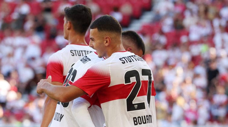 Stuttgart , VfB Stuttgart Saisoneröffnung VfB Stuttgart vs. Everton FC, Torschütze Badredine Bouanani (VfB, vorn) jubelt über sein Tor zum 3:1