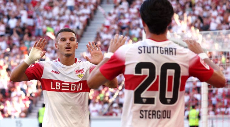 Stuttgart , VfB Stuttgart Saisoneröffnung VfB Stuttgart vs. Everton FC, v.l. Torschütze Badredine Bouanani (VfB) jubelt über sein Tor zum 3:1 mit Leonidas Stergiou