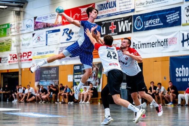 08.08.2026, xdobgx, Handball Heide-Cup 2026, VfL Gummersbach - HOJ Elite v.l. Miro Schluroff (VfL Gummersbach, 15) beim Wurf, in action, throwing, Mikkel Olsen (HoJ Elite, 42), Thomas Solstad (HoJ Elite, 44), Zweikampf, Duell, Kampf, tackle Schneverdingen