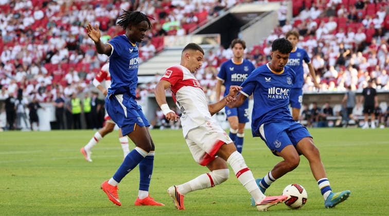 Stuttgart , VfB Stuttgart Saisoneröffnung VfB Stuttgart vs. Everton FC, v.l. Tyrique George (Everton), Badredine Bouanani (VfB), Adam Aznou (Everton)