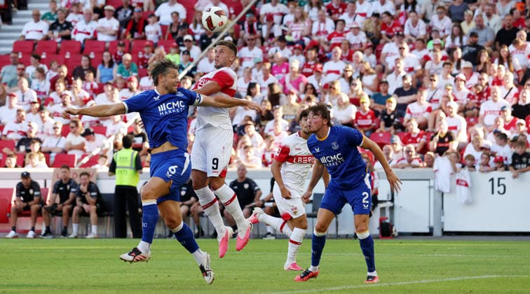 Stuttgart , VfB Stuttgart Saisoneröffnung VfB Stuttgart vs. Everton FC, v.l. James Tarkowski (Everton), Ermedin Demirovic (VfB), Nathan Pattersson (Everton)
