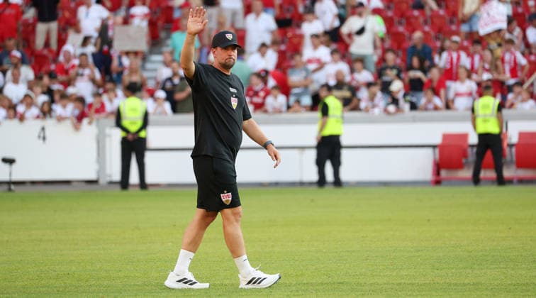 Stuttgart , VfB Stuttgart Saisoneröffnung VfB Stuttgart vs. Everton FC, Trainer Sebastian Hoeneß (VfB)