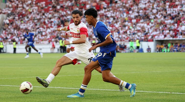 Stuttgart , VfB Stuttgart Saisoneröffnung VfB Stuttgart vs. Everton FC, v.l. Leonidas Stergiou (VfB), Adam Aznou (Everton)