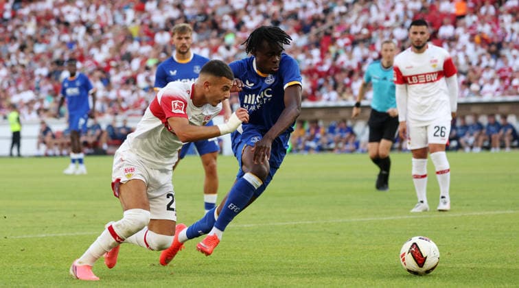 Stuttgart , VfB Stuttgart Saisoneröffnung VfB Stuttgart vs. Everton FC, v.l. Badredine Bouanani (VfB), Tyrique George (Everton)