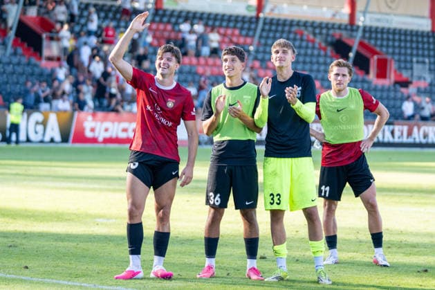 Antonis Aidonis (SG Sonnenhof Großaspach, 15), Mark Gashi (SG Sonnenhof Großaspach, 36) und Tim Schulz (SG Sonnenhof Großaspach, 33) feiern den Sieg, SG Sonnenhof Großaspach vs. Fortuna Köln, Fussball, 3. Liga, 1. Spieltag, 08.08.2026, DFB regulations prohibit any use of photographs as image sequences and or quasi-video Aspach Baden-Wuerttemberg Deutschland