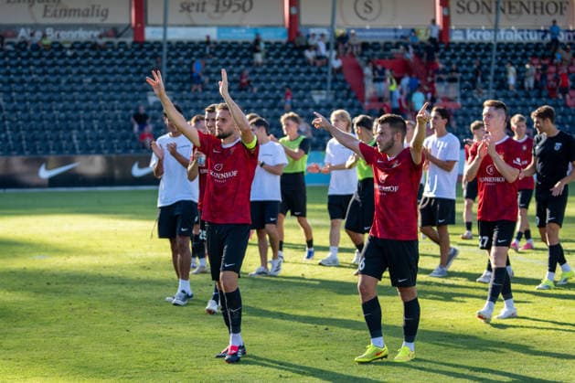 Volkan Celiktas (SG Sonnenhof Großaspach, 05) und Marius Kunde (SG Sonnenhof Großaspach, 16) freuen sich nach dem Sieg mit den Fans, SG Sonnenhof Großaspach vs. Fortuna Köln, Fussball, 3. Liga, 1. Spieltag, 08.08.2026, DFB regulations prohibit any use of photographs as image sequences and or quasi-video Aspach Baden-Wuerttemberg Deutschland