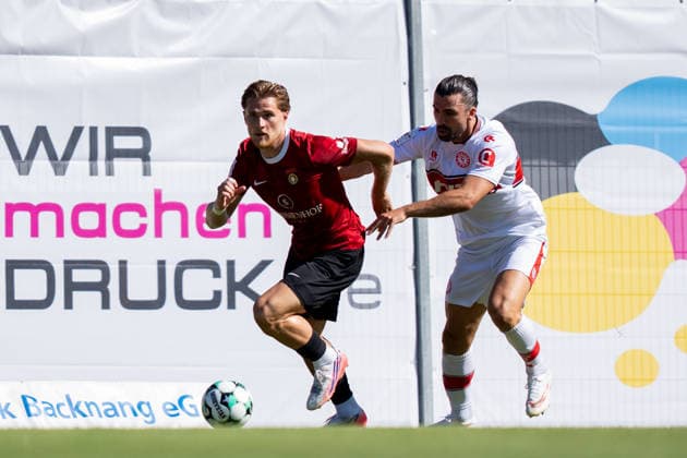 Zweikampf zwischen Tim Rossmann (SG Sonnenhof Großaspach, 11) und, SG Sonnenhof Großaspach vs. Fortuna Köln, Fussball, 3. Liga, 1. Spieltag, 08.08.2026, DFB regulations prohibit any use of photographs as image sequences and or quasi-video Aspach Baden-Wuerttemberg Deutschland