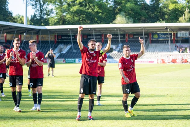 Volkan Celiktas (SG Sonnenhof Großaspach, 05) und Marius Kunde (SG Sonnenhof Großaspach, 16) freuen sich nach dem Sieg mit den Fans, SG Sonnenhof Großaspach vs. Fortuna Köln, Fussball, 3. Liga, 1. Spieltag, 08.08.2026, DFB regulations prohibit any use of photographs as image sequences and or quasi-video Aspach Baden-Wuerttemberg Deutschland
