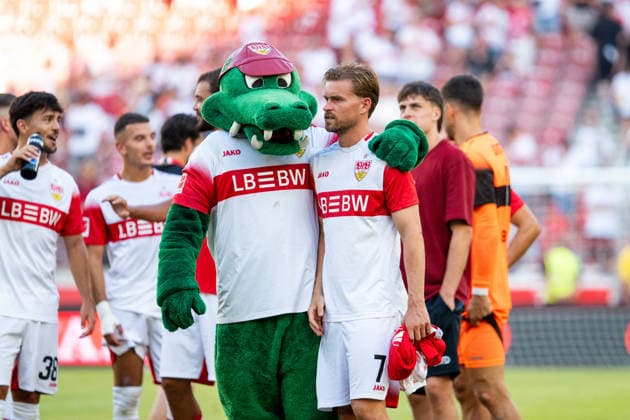 08.08.2026, GER, Fussball, Herren, Testspiel, Saison 2026 2027, VfB Stuttgart vs Everton FC Maximilian Mittelstädt ( VfB Stuttgart, 07 ) mit Maskottchen Fritzle, Stuttgart MHP Arena Baden-Württemberg Deutschland Copyright: xNordphoto Memmlerx