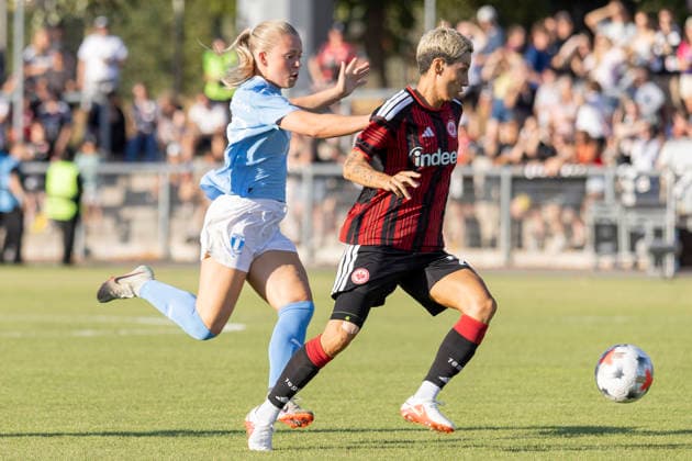 UWCL Qualifikation: Eintracht Frankfurt -Malmö FF, 08.08.2026 Älvali Lindström (Malmö FF 29) & Sara Doorsoun (Eintracht Frankfurt 23) im zweikampf um den Ball, Eintracht Frankfurt - Malmö FF, Frankfurt, Stadion am Brentanobad, 8.8.2026 Copyright: xBEAUTIFULxSPORTS Gawlikx