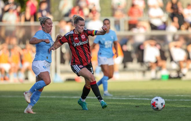 GER, Frankfurt, Eintracht Frankfurt vs Malmö FF, UEFA Womens Champions League, Fussball, UEFA, Spielzeit 2026 2027, Stadion am Brentanobad, Qualifikation, Finale im Bild v.l.: Ellen Löfqvist (Malmö FF 4), Laura Freigang (Eintracht Frankfurt Frauen 10) DFB DFL REGULATIONS PROHIBIT ANY USE OF PHOTOGRAPHS AS IMAGE SEQUENCES AND OR QUASI-VIDEO, 08.08.2026 Copyright: HMBxMedia HendrikxHamelau