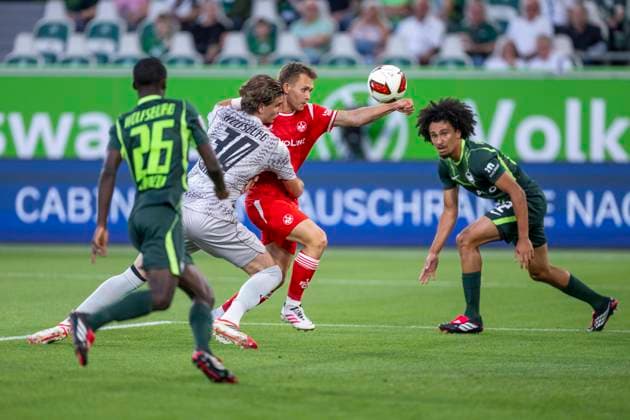 08.08.2026: Fußball, 2. Bundesliga: VfL Wolfsburg - 1. FC Kaiserslautern, 1. Spieltag in der Volkswagen Arena. Torwart Jakub Zielinski (VfL Wolfsburg) und Naatan Skyttä (1. FC Kaiserslautern) kämpfen um den Ball. WICHTIGER HINWEIS: Gemäß den Vorgaben der DFL und des DFB ist es untersagt, in dem Stadion und oder vom Spiel angefertigte Fotoaufnahmen in Form von Sequenzbildern und oder videoähnlichen Fotostrecken zu verwerten bzw. verwerten zu lassen. Copyright: xDavidxInderliedx