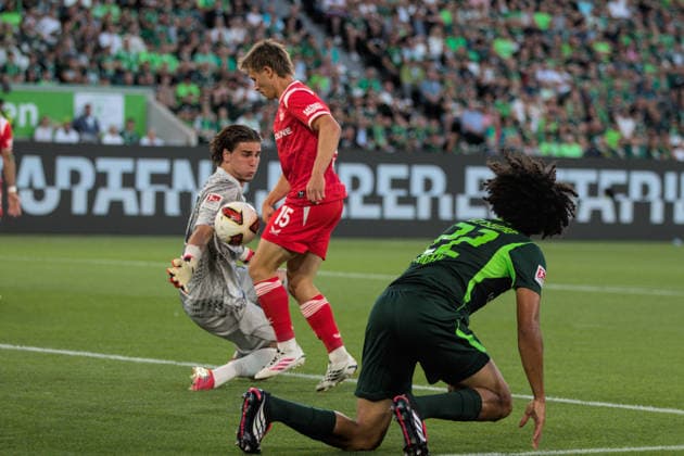 08.08.2026 Fußball Herren 2026 2027 2. Bundesliga 1. Spieltag VfL Wolfsburg - 1. FC Kaiserslautern Volkswagen Arena Wolfsburg Naatan Skyttä (Kaiserslautern, 15, rot) legt sich den Ball an Jakub Zielinski (Wolfsburg, 30, grau) vorbei. Mathys Angely (Wolfsburg, 22, grün) kann nur zusehen. Wolfsburg Niedersachsen Deutschland