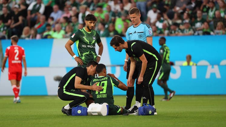 VfL vs. 1. FCK , 2. BL Wolfsburg, 08.08.2026, Fußball, Herren, 2. BL, Saison 2026 2027, VfL Wolfsburg vs. 1. FC Kaiserslautern: Robert Glatzel (VfL Wolfsburg) verletzt sich und muss behandelt werden. (DFL DFB REGULATIONS PROHIBIT ANY USE OF PHOTOGRAPHS as IMAGE SEQUENCES and or QUASI-VIDEO) Volkswagen Arena Niedersachsen Deutschland