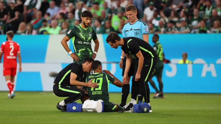 VfL vs. 1. FCK , 2. BL Wolfsburg, 08.08.2026, Fußball, Herren, 2. BL, Saison 2026 2027, VfL Wolfsburg vs. 1. FC Kaiserslautern: Robert Glatzel (VfL Wolfsburg) verletzt sich und muss behandelt werden. (DFL DFB REGULATIONS PROHIBIT ANY USE OF PHOTOGRAPHS as IMAGE SEQUENCES and or QUASI-VIDEO) Volkswagen Arena Niedersachsen Deutschland