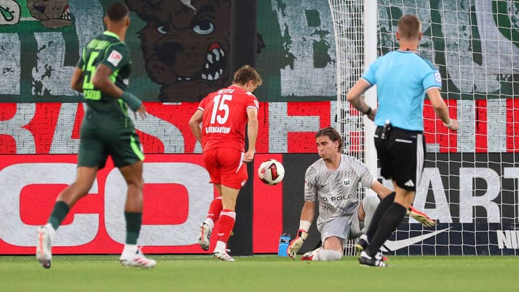 VfL vs. 1. FCK , 2. BL Wolfsburg, 08.08.2026, Fußball, Herren, 2. BL, Saison 2026 2027, VfL Wolfsburg vs. 1. FC Kaiserslautern: Naatan Skyttä (1. FC Kaiserslautern), Torwart Jakub Zielinski (VfL Wolfsburg) (DFL DFB REGULATIONS PROHIBIT ANY USE OF PHOTOGRAPHS as IMAGE SEQUENCES and or QUASI-VIDEO) Volkswagen Arena Niedersachsen Deutschland