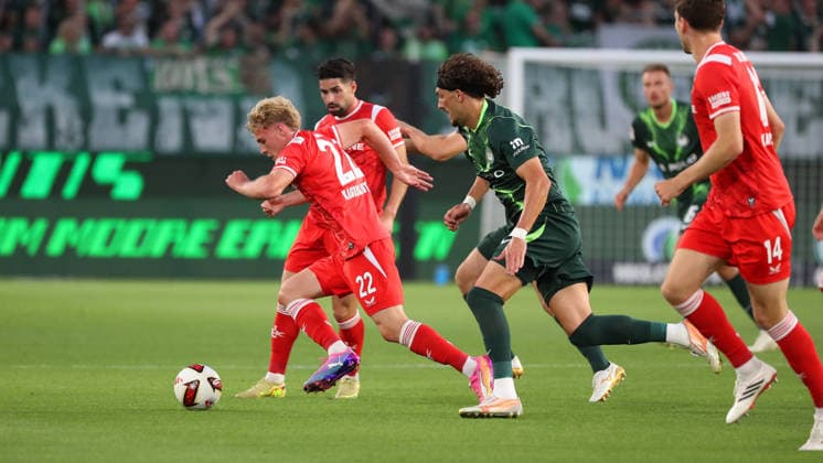 VfL vs. 1. FCK , 2. BL Wolfsburg, 08.08.2026, Fußball, Herren, 2. BL, Saison 2026 2027, VfL Wolfsburg vs. 1. FC Kaiserslautern: Mika Haas (1. FC Kaiserslautern, Fraser Hornby (VfL Wolfsburg) (DFL DFB REGULATIONS PROHIBIT ANY USE OF PHOTOGRAPHS as IMAGE SEQUENCES and or QUASI-VIDEO) Volkswagen Arena Niedersachsen Deutschland