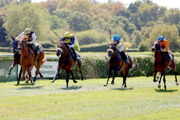 08.08.2026, Krefeld, Nordrhein-Westfalen, GER - Best Charming (links) mit Bauyrzhan Murzabayev gewinnt. Galopprennbahn Krefeld-Stadtwald. (Pferd, Jockey, Best Charming, Murzabayev, Sieg, Ziel, Zielankunft) 260808SG914KREFELD.JPG