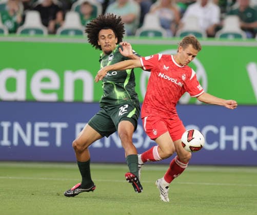 Mathys Angely (VfL Wolfsburg), Naatan Skyttae (1.FC Kaiserslautern) Fussball, Herren, Saison 2026 2027, 2.Liga, Volkswagenarena, VfL Wolfsburg gegen 1.FC Kaiserslautern DFL REGULATIONS PROHIBIT ANY USE OF PHOTOGRAPHS AS IMAGE SEQUENCES AND OR QUASI-VIDEO.