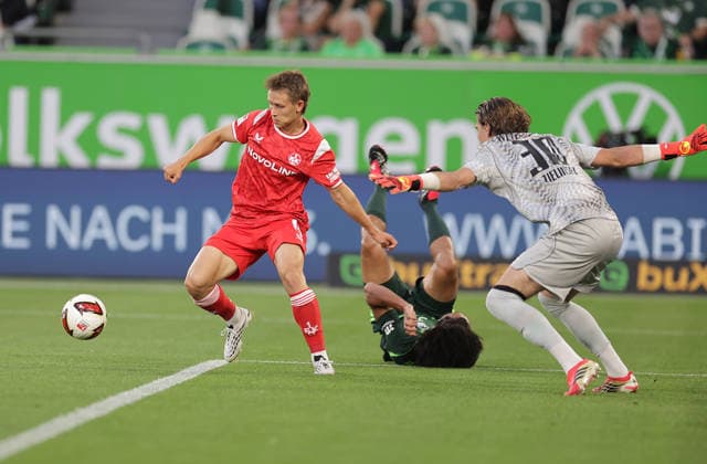 Mathys Angely (VfL Wolfsburg), Naatan Skyttae (1.FC Kaiserslautern), Jakub Zielinski (VfL Wolfsburg) Fussball, Herren, Saison 2026 2027, 2.Liga, Volkswagenarena, VfL Wolfsburg gegen 1.FC Kaiserslautern DFL REGULATIONS PROHIBIT ANY USE OF PHOTOGRAPHS AS IMAGE SEQUENCES AND OR QUASI-VIDEO.
